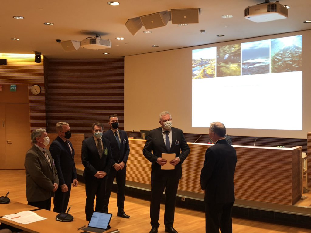 Varsinaissuomalainen Saaristomeren vaikuttajaryhmä kävi eduskunnassa 25.11.2021. Siellä pidettiin Saaristomeri-seminaari ja luovutettiin ministeri Jari Lepälle Saaristomeri-addressi.