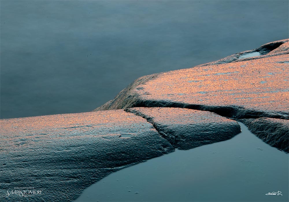 Kalliota ja merta seesteisessä tunnelmassa